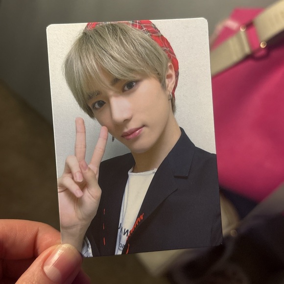 TXT OFFICIAL BEOMGYU POSTCARD - Picture 1 of 3